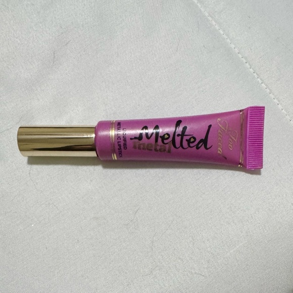 Too Faced "Melted Metallic Violet" liquid lipstick - Picture 4 of 7